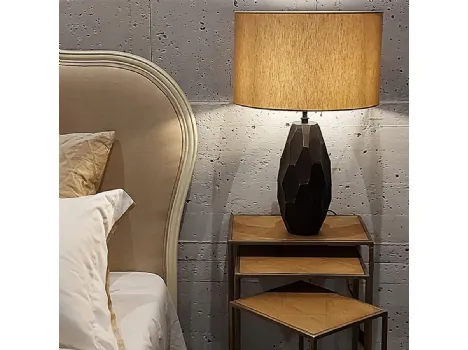 Comodino Mafdet formato da tre tavolini di altezze diverse con top in legno di Mindi naturale e struttura in metallo di Dialma Brown