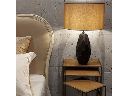 Comodino Mafdet formato da tre tavolini di altezze diverse con top in legno di Mindi naturale e struttura in metallo di Dialma Brown