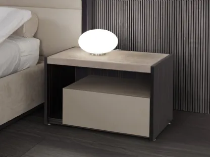Comodino Moscova in laccato opaco e legno con top rivestito in pelle di Conte