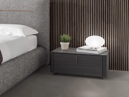 Comodino Nuage Maxi in rovere termocotto con top in marmo di Conte