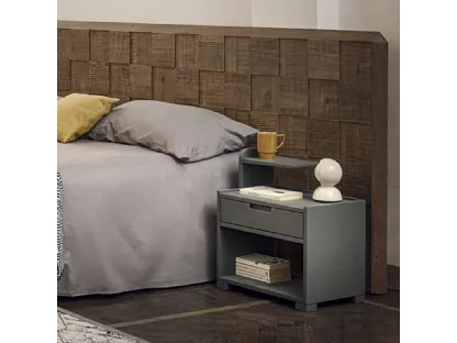 Comodino con sopralzo Paul realizzato in microparticelle di legno e laccato Ardesia di Dialma Brown