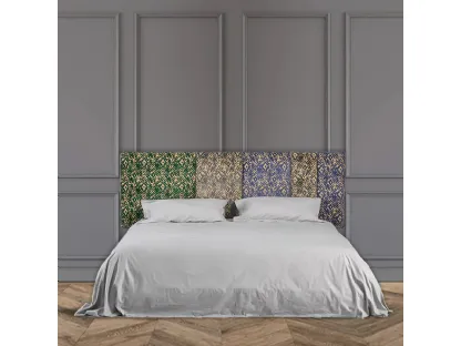 Letto con testiera sospesa imbottita e rivestita in tessuto Aker di Dialma Brown