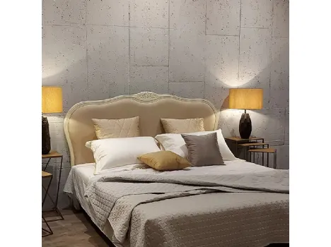 Letto con testiera sagomata in legno laccato bianco rivestita in tessuto Anat di Dialma Brown