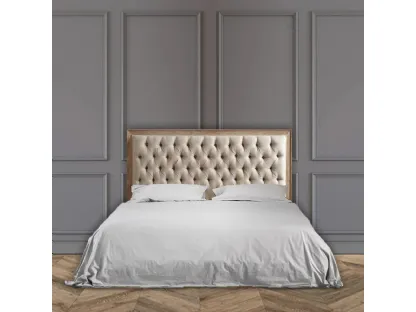 Letto con testiera in legno massello di Rovere naturale spazzolato, con imbottitura e rivestimento in tessuto finitura Capitonné Antagora di Dialma Brown