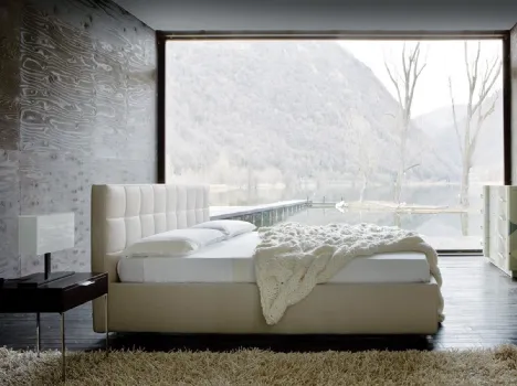 Letto matrimoniale imbottito con testiera Box di Zanotta