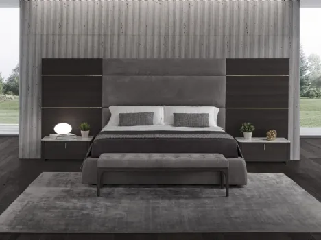 Letto imbottito Nuage in pelle Nabuk colore Grigio chiaro con testiera boiserie in legno con dettagli in ottone di Conte