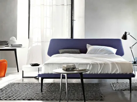 Letto matrimoniale di design con testiera in tessuto dalla forma irregolare ma simmetrica Dream View di Lema