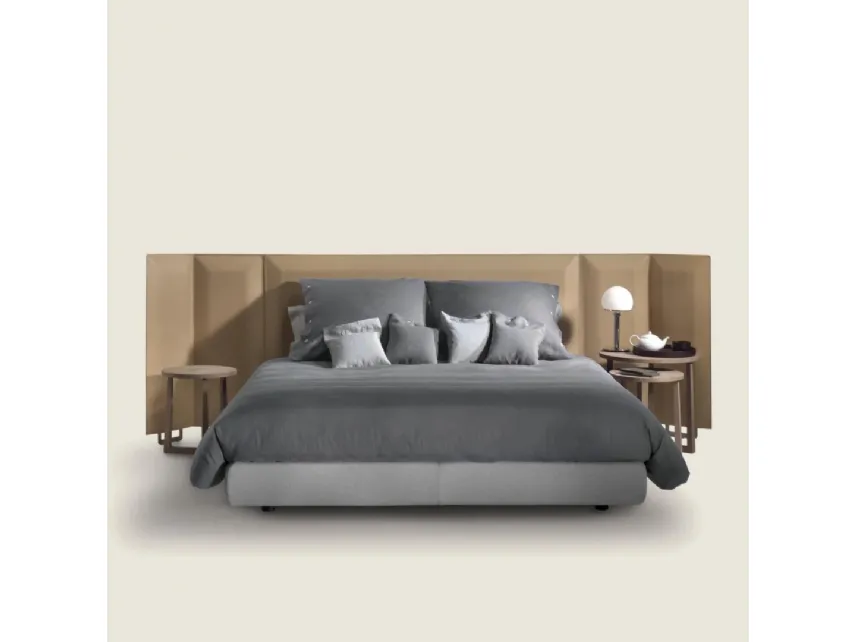 Letto con testiera in legno rivestita in cuoio con pannelli laterali orientabili Eden Plus di Flexform