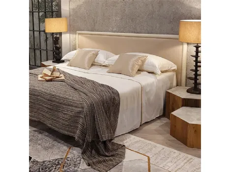 Letto con testiera in legno massello laccato White Vintage, con imbottitura e rivestimento in tessuto Era di Dialma Brown