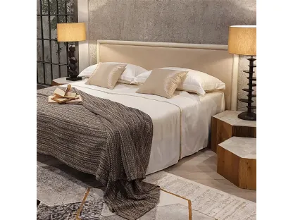 Letto con testiera in legno massello laccato White Vintage, con imbottitura e rivestimento in tessuto Era di Dialma Brown
