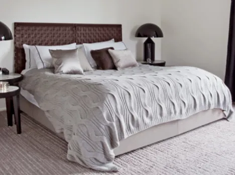 Letto con testiera realizzata con pannelli in cuoio intrecciato Cestone di Flexform