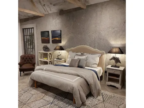 Letto con testiera sagomata in legno massello laccato White Vintage, con imbottitura e rivestimento in tessuto Freia di Dialma Brown
