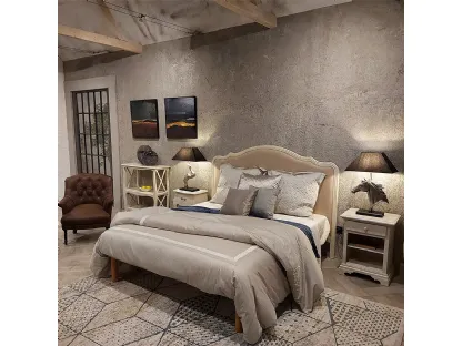 Letto con testiera sagomata in legno massello laccato White Vintage, con imbottitura e rivestimento in tessuto Freia di Dialma Brown