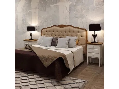 Letto con testiera sagomata in legno massello di Rovere naturale spazzolato rivestita in tessuto di lino trapuntato Geras di Dialma Brown