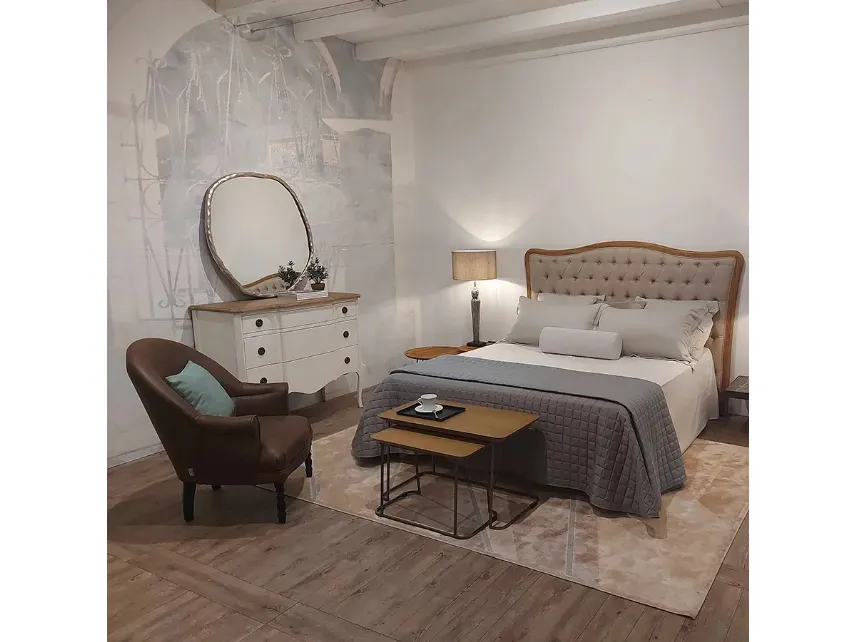 Letto con testiera sagomata in legno massello di Rovere naturale spazzolato rivestita in tessuto di lino trapuntato Hapi di Dialma Brown