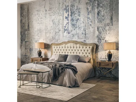 Letto con testiera sagomata in legno massello di Rovere naturale spazzolato rivestita in tessuto trapuntato Horta di Dialma Brown