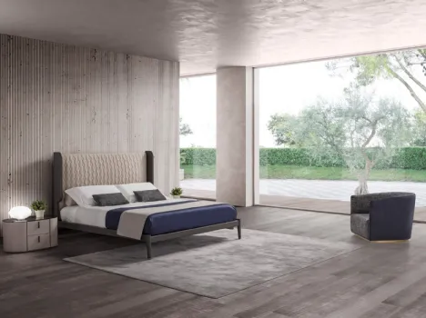 Letto matrimoniale con testiera rivestita in pelle Nabuk color Sabbia e struttura in Frassino grigio e ottone brunito Hugs di Conte