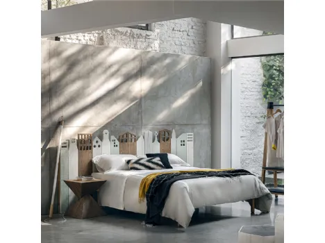 Letto con testiera di design realizzata in legno massello di Conifera Manhattan di Dialma Brown