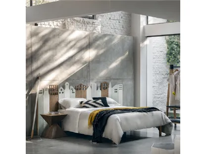 Letto con testiera di design realizzata in legno massello di Conifera Manhattan di Dialma Brown