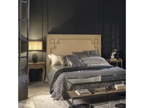 Letto con testiera rivestita in tessuto con design geometrico borchiato Pinthea di Dialma Brown