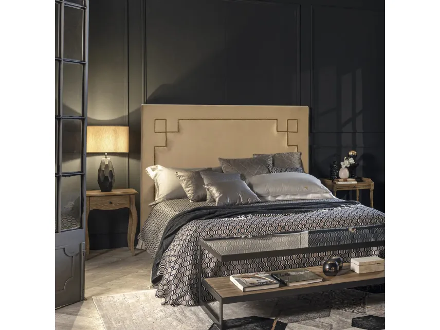 Letto con testiera rivestita in tessuto con design geometrico borchiato Pinthea di Dialma Brown