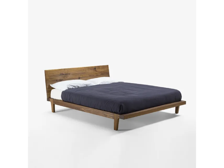 Letto con testiera Revo interamente realizzato in legno massello di Riva1920