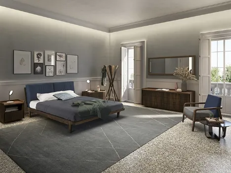 Letto con testiera Revo Soft Bed interamente realizzato in legno massello dove due cuscini in tessuto imbottito ne aumentano il comfort di Riva1920