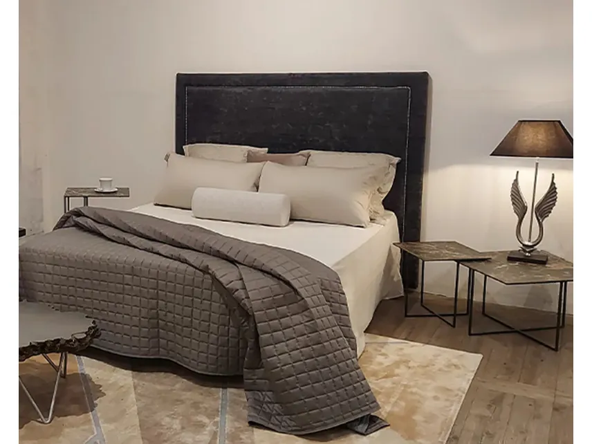 Letto con testiera in tessuto Salus di Dialma Brown