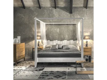 Letto a baldacchino con testiera Santorini realizzato in legno massello di Conifera di Dialma Brown