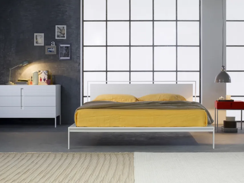 Letto Shine con struttura metallo e pannello testierea texture 3d Oxford di Capo d'Opera