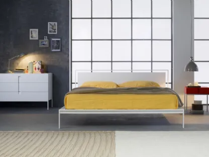 Letto Shine con struttura metallo e pannello testierea texture 3d Oxford di Capo d'Opera