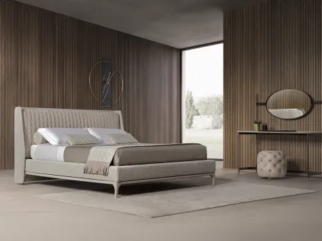 Letto rivestito in tessuto con interno testiera imbottito e trapuntato in pelle Nabuk Terence Lux di Conte