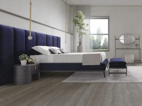 Letto rivestito in velluto con grande testiera trapuntata Wall di Conte