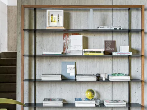 Libreria a muro Alix in legno con ripiani in metallo di Bonaldo