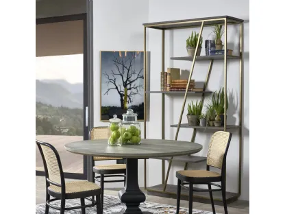 Libreria bifacciale Ayescha realizzata in metallo laccato Antique Gold con ripiani in legno massello di Conifera finitura Dark Grey di Dialma Brown