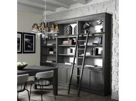 Libreria a muro con scaletta Benaldena realizzata in legno di Conifera in finitura Dark Grey, con interni in Light Grey di Dialma Brown