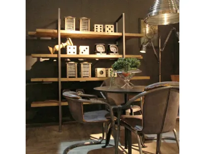 Libreria a muro Carpenter con struttura in metallo finitura Ferro Brunito e piani in legno vecchio finitura naturale di Dialma Brown