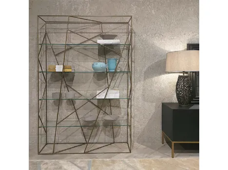 Libreria bifacciale Fiammetta realizzata in metallo laccato Antique Gold con ripiani in cristallo di Dialma Brown