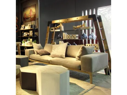 Libreria bifacciale Komelia con 4 ripiani in cristallo realizzata in legno massello di Old Pine con finiture in metallo color Grafite di Dialma Brown