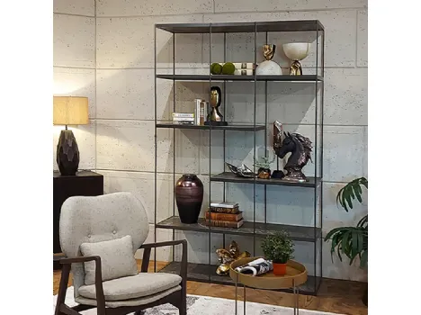 Libreria bifacciale Kuma realizzata in metallo laccato color grafite con ripiani in Gres porcellanato finitura Brown Stone di Dialma Brown