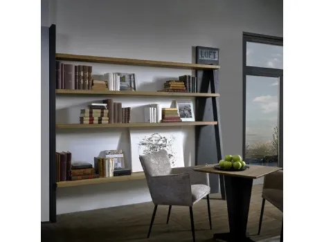Libreria a muro Loft realizzata in legno massello di Old Pine naturale con finiture color Lavagna di Dialma Brown