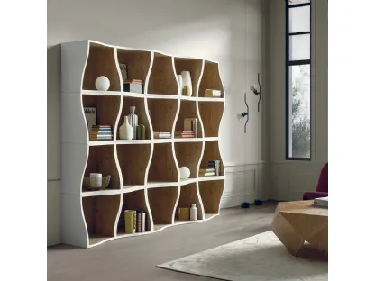 Libreria componibile bifacciale Modula realizzata in legno massello di Conifera, lavorato a mano con interno old pine e esterno laccato Neve di Dialma Brown