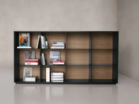 Libreria con scocca in alluminio, schiena in MDF rovere e ripiani in vetro fumé Monolith 02 di Extendo