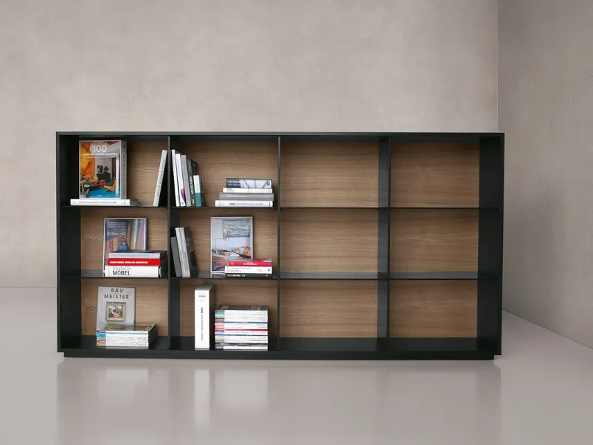 Libreria con scocca in alluminio, schiena in MDF rovere e ripiani in vetro fumé Monolith 02 di Extendo