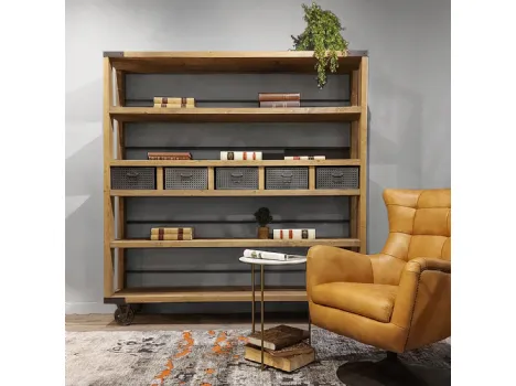 Libreria a muro su ruote Trolley realizzata in legno massello di Old Pine con finiture in metallo color grafite di Dialma Brown
