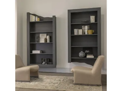 Libreria sospesa Viceversa realizzata in legno stratificato e legno massello di Conifera di Dialma Brown