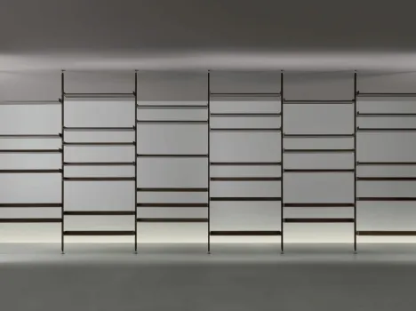 Libreria divisoria Zenit in metallo finitura Brown con mensole in vetro di Rimadesio