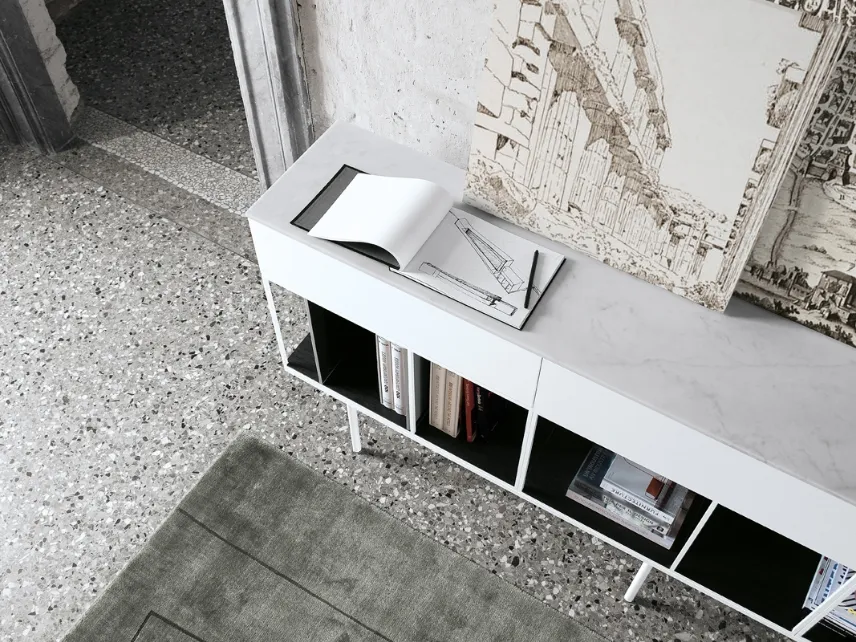 Madia Atelier 01 in laccato bianco opaco, top in marmo bianco di Carrara, ripiani in HPL rovere affumicato e telaio in acciaio verniciato bianco di Extendo