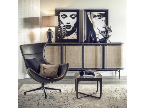 Madia Cassiopea realizzata in legno stratificato e legno massello di Rovere laccato color brunito cannettato con base in metallo color Grafite e piedini in ottone di Dialma Brown