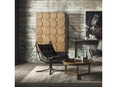 Madia alta Girona realizzata in legno stratificato e legno massello di Mindi naturale con base in metallo color Light Brass di Dialma Brown